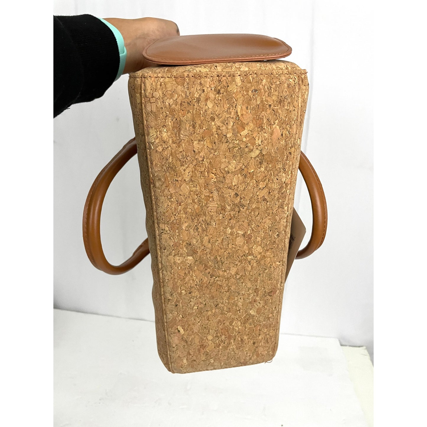 Insulated Wine Purse Drink Dispenser Cork Holds 3 Liters Portable Hot & Cold NEW